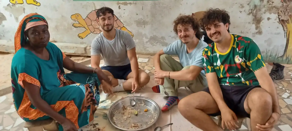 Volontaires et membres de l'association partageant un moment convivial